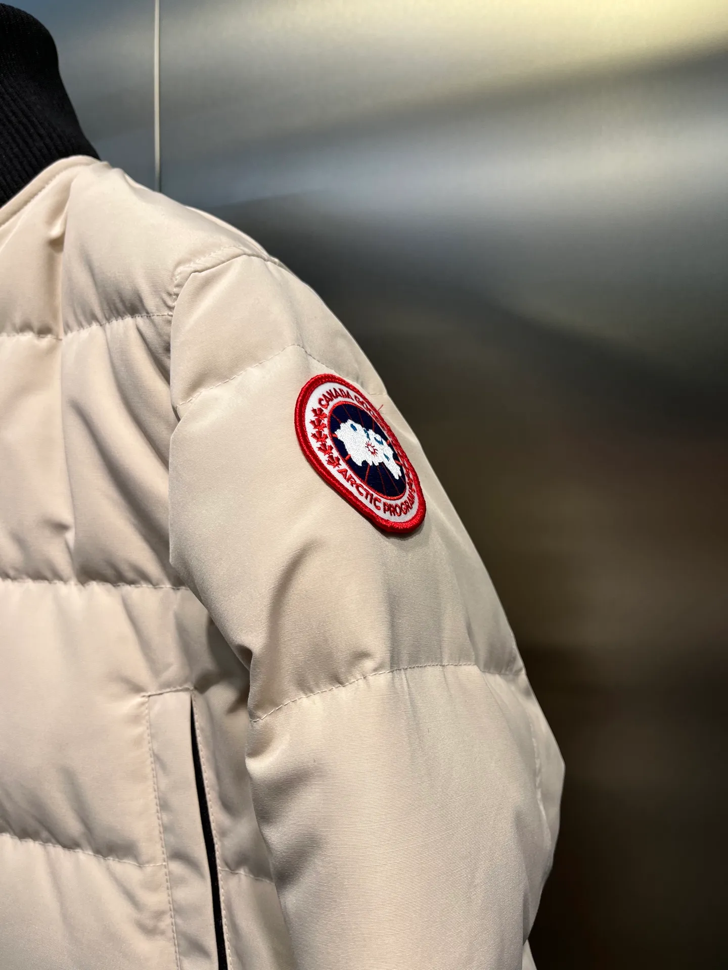 P840 Ganand Goose⭐️Canada Goose men’s new short style is the most popular autumn and winter item on INS in recent years. More and more people are choosing goose down jackets. Fur collar: wolf hair! Canada Goose super 3D technology waterproof fabric treatment, perfect wind resistance, cold resistance, and high temperature resistance! Built-in plush heat storage to keep warm, heats up quickly and warms up quickly! Personalized design, exquisite workmanship, smooth to the touch and comfortable on the skin. Double-layer windproof cuffs, windproof and frostproof! The pocket design is beautiful and practical. The Canada Goose down jacket has been the most popular thermal suit in the world in the past two years. It has far surpassed the down jackets in the Mengkou Kingdom. At the same time, the style is classic and never goes out of style. Don’t be afraid of this cold winter, all you need is a Canada Goose down jacket. Item number: 42 styles Size: S-3XL